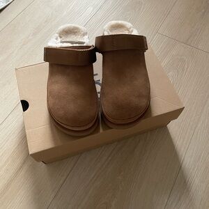 Uggs Goldenstar cozy clogs/ Size 8